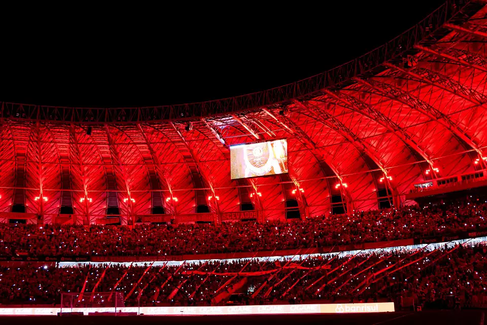 Beira-Rio iluminado em vermelho na noite de jogo